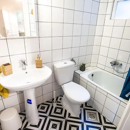 Apartamento Next To Famous Party House A38